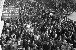 El Paseo  en los años 50 con el cartel de la gestoría Soria, una de las más célebres entonces, que acabó siendo un referente en la ciudad.