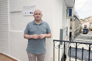 El senador del PSOE por Almería Antonio Martínez en el consultorio de Bacares.