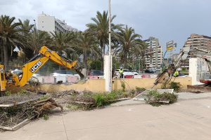 Momento en el que las máquinas están en pleno proceso de eliminación del vallado