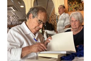 Bernard Vincent firmando libros, junto a su esposa Mireille y al fondo el editor Grima.