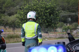 Un agente de la Guardia Civil de Tráfico de espaldas en una imagen de archivo