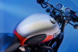 A primera vista, la T100 enamora con sus líneas limpias, su depósito esculpido y sus guardabarros metálicos.