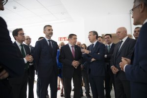 Foto de familia de todas las autoridades que acudieron a celebrar el aniversario de Las Palmerillas en El Ejido.