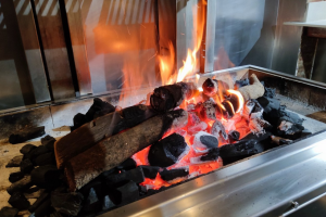 Las brasas son el alma de la cocina del Asador Marino Tinta Negra