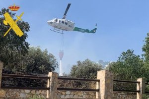 Vehículos desplazados para luchar contra el incendio.