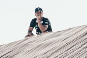 Francisco Rodríguez atento al trabajo de Santos Laguna en las Dunas de Bilbao.