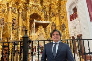 Manuel López Jerez, ante la Virgen del Rocío.