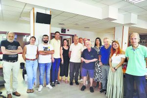 Juan Fernández, en el centro de la imagen, junto al editor de La Voz, José Luis Martínez; la nueva consejera delegada, Gemma Salinas; el director del periódico, Pedro Manuel de la Cruz, y redactores de La Voz de Almería.