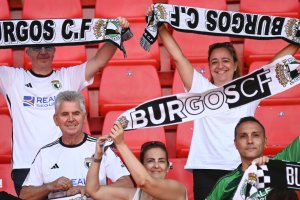 Aficionados del Burgos en el Estadio Mediterráneo en la campaña 2024-2025. Su equipo perdió 2-0 ante el Almería.