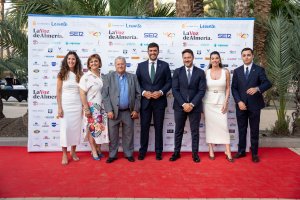 Representantes institucionales y miembros del Grupo Pura Vida posan durante la gala de los Premios Levante, que reconocen el esfuerzo y la excelencia de empresas que han marcado la historia de la comarca.