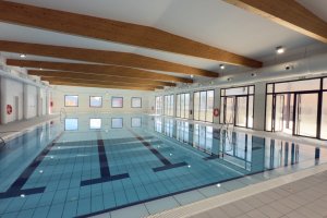 Piscina climatizada de 25 metros de largo por 12,5 de ancho, preparada para uso durante todo el año en actividades deportivas, de salud y ocio acuático.