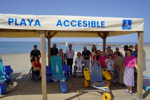 Visita a la nueva zona de baño accesible de Almerimar.