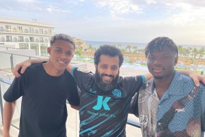 Lázaro con Turki Al-Sheikh y El Bilal Touré nada más aterrizar en Almería.