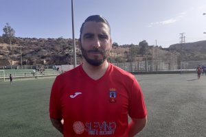 Chico Flores sigue jugando con la UD Roquetas en el fútbol veterano.