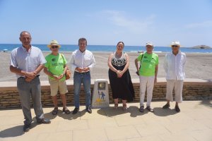 Foto con las autoridades y la señal Camino Santiago en Carboneras.