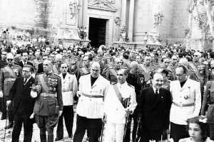Salida de la Catedral del Corpus en junio de 1947 con el estamento militar presidiendo la procesión.