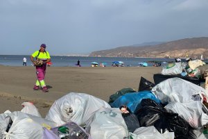 Limpieza de playas tras la noche de San Juan.