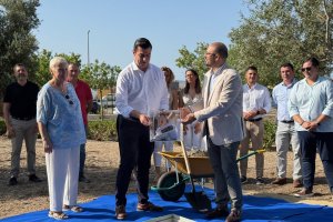 El alcalde de Níjar, José Francisco Garrido, se dispone a introducir la urna conmemorativa.