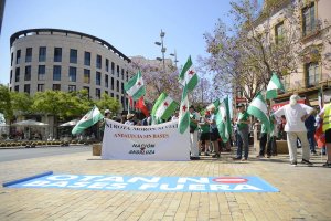Una manifestación contra la OTAN en la Puerta Purchena de Almería.