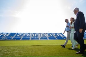 La alcaldesa de Zaragoza pisando el césped del nuevo campo portátil.