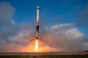 Así es el Falcon 9, el cohete de Elon Musk que hasta el espacio al nuevo satélite de España
