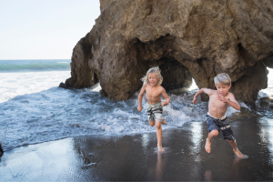Niños jugando en una playa en verano.