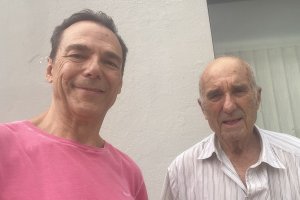 El periodista Antonio Hermosa junto a José Damián, fundador del club de fútbol de Benahadux.