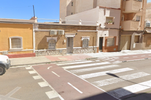 En el centro, vivienda en la que se ha producido el crimen que ha acabado con la vida de una mujer en Almería.