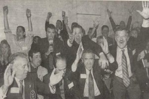 Joaquín Jiménez de la Cadena SER en Almería, tras Manuel Chaves, junto a otros colegas, cuando el 28 de abril de 1999 contamos la designación de Almería como sede de los Juegos del Mediterráneo.