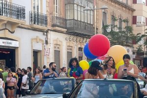 Los modelos cabrio del icónico MINI recorren las calles del centro