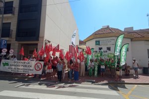 Protestas frente al centro de salud de Huércal-Overa.