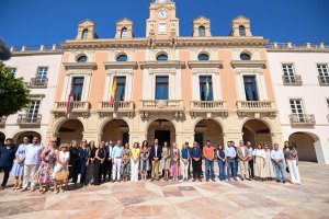 Autoridades reunidas en la Plaza Vieja en memoria de la víctima.