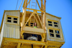 Visita de la presidenta del Puerto de Almería, Rosario Soto, a la grúa Babcok & Wilcox en el Muelle de Ribera I