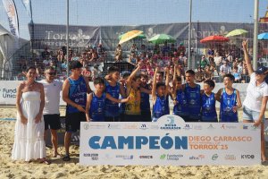 El alevín masculino levantando el trofeo.