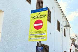 Una señal prohíbe el paso a los coches en una zona de Agua Amarga.