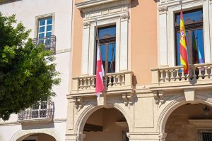 Bandera a media asta en la Plaza Vieja por el asesinato de Josefina.