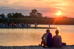 Una pareja disfruta de la cita a lo lejos en la Laguna de Puerto Rey de Vera.