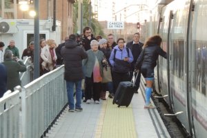 Pasajeros subiendo a un tren en la estación de Huércal de Almería