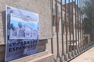 Carteles en protesta por el futuro uso del Seminario para formar a migrantes.