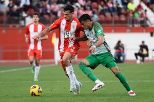 Marc Pubill en el partido Almería-Granada. El defensa saldrá de la entidad rojiblanca este verano y el club hará caja.