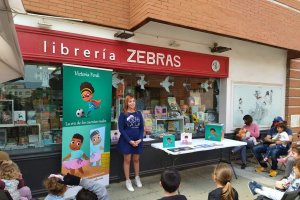 Victoria Ferdi en la librería Zebras presentando su cuentacuentos