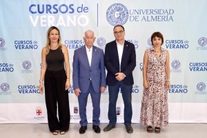 Lourdes García, concejal de Educación de Roquetas, Gabriel Amat, alcalde del municipio, José J. Céspedes rector de la UAL y María del Mar Ruiz, vicerrectora de Cultura.