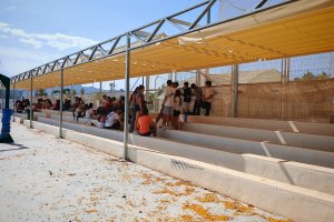 El IES Mar Serena ha instalado un nuevo sistema de sombreado en las pistas deportivas.