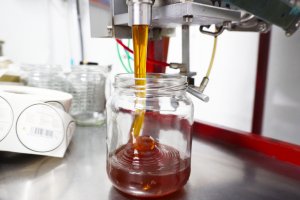 El proceso de envasado de Miel Sierra Filabres.