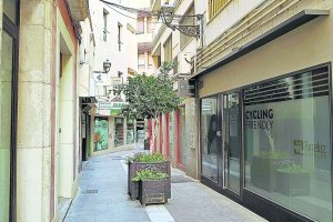 En la Calle Azara siempre hay corriente, como si se hubieran dejado una puerta abierta.