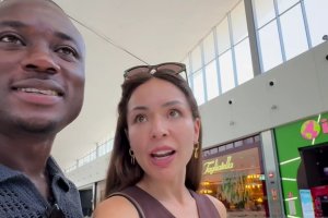 Soko con su mujer Vanessa Crippa en el Centro Comercial Torrecárdenas.