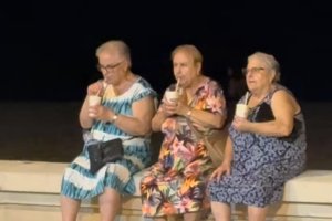Tres de las cinco hermanas almerienses tomando un granizado en la Playa de El Zapillo