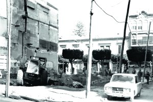 Solar que quedó entre el Paseo y la calle Castelar tras el derribo del Café Español en 1975.