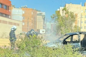 Coche calcinado en Almería capital.
