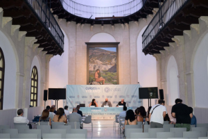 El curso 'Política, sociedad y comunicación' se celebra en la capilla del Museo del Realismo Español Contemporáneo.